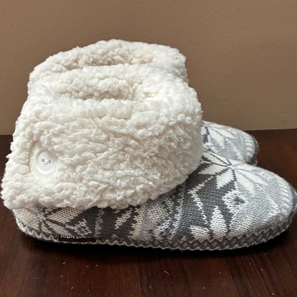 Muk Luks, Knit Slippers, NWOT, W size 5-6